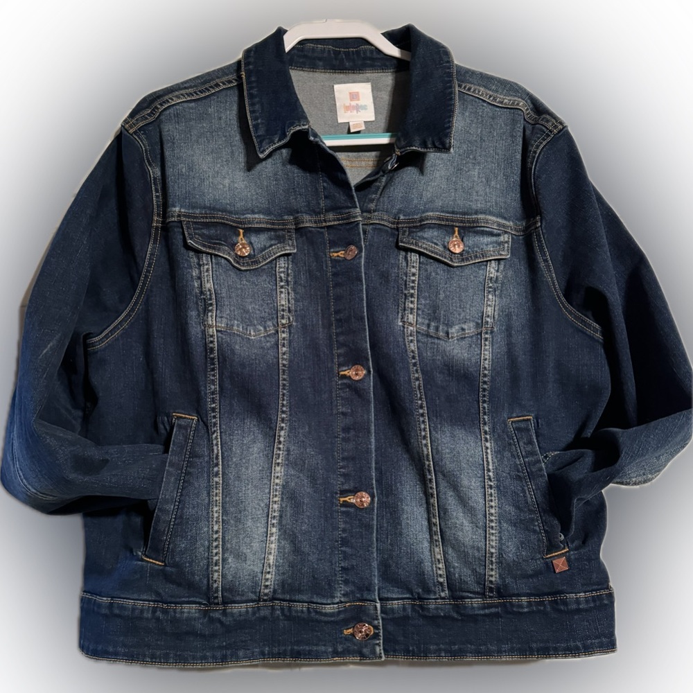 ❤️🌹🌹 LuLaRoe denim jacket. With rose 🌹 colored buttons.